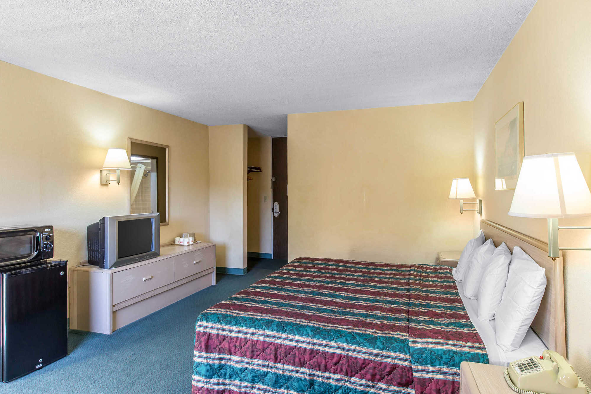 Travelodge By Wyndham Forsyth Habitación foto